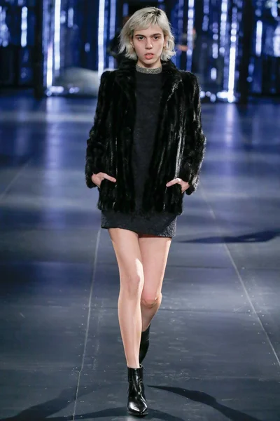 Look 16
